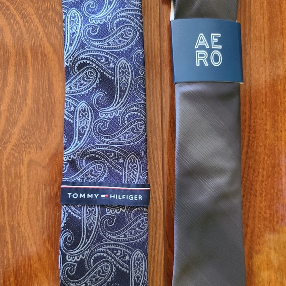 Set of 2 Ties (Tommy Hilfiger & Aeropostable) - Picture 4 of 4